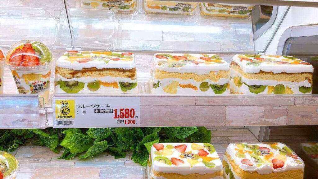 フルーツ売り場のケーキ